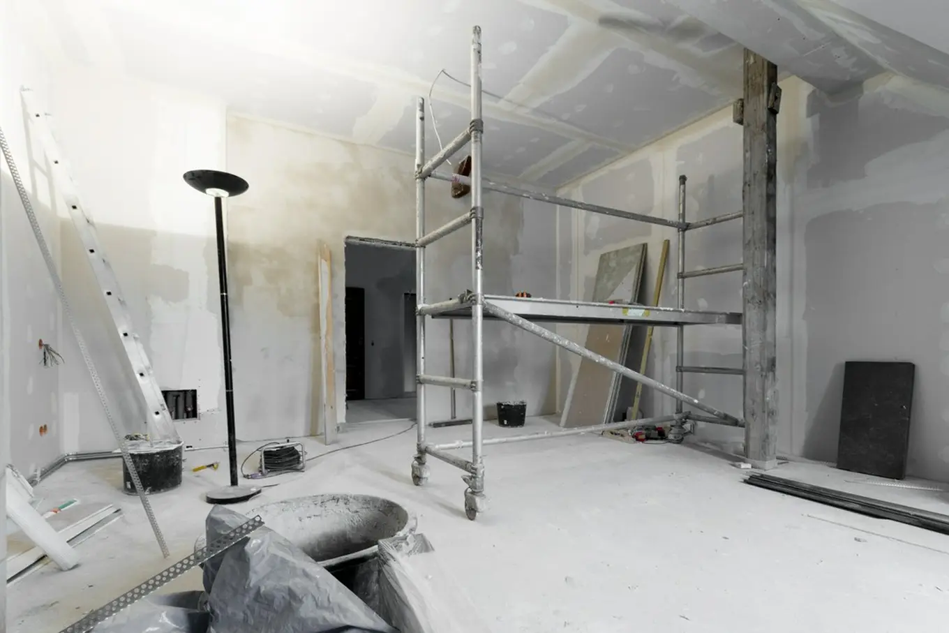 rusztowanie w remontowanym pomieszczeniu
