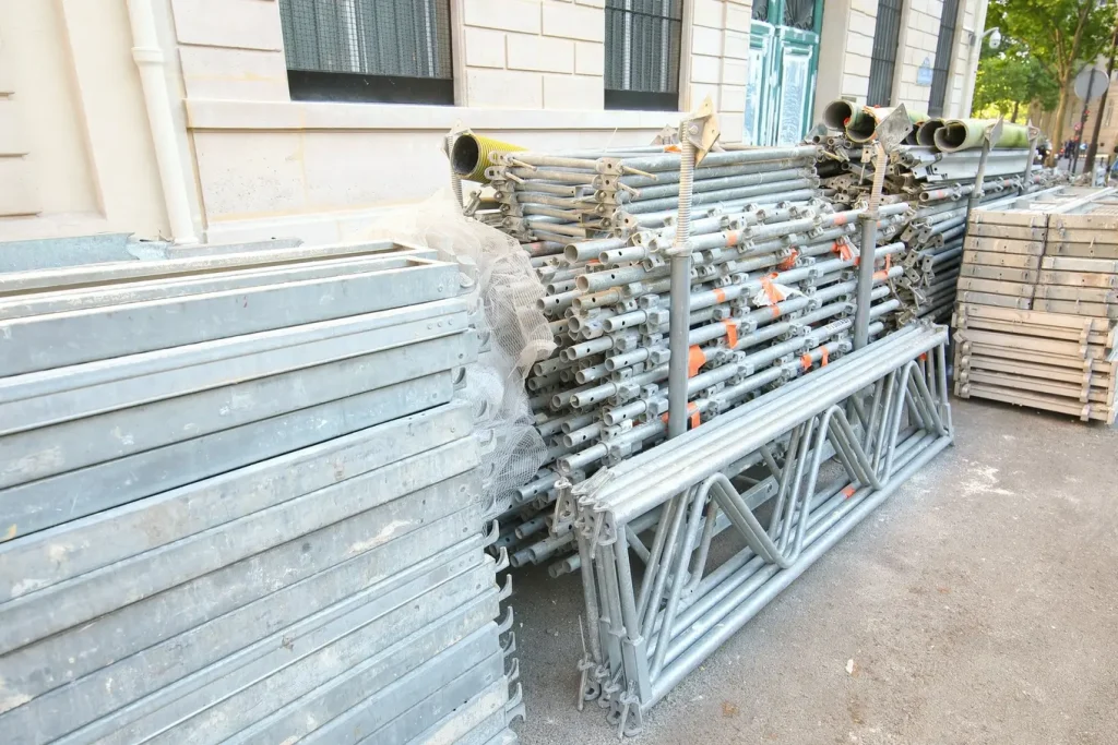 złożone rusztowanie przed budynkiem